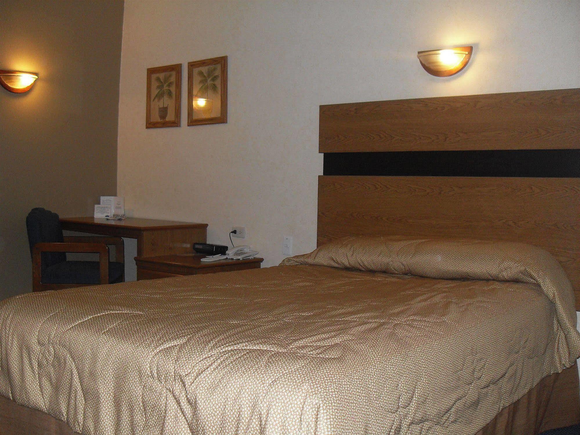 American Inn Hotel & Suites Parral エクステリア 写真